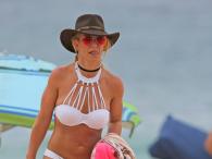 Britney Spears na plaży w białym bikini